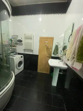 Продаётся большой благородный уютный 2 эт.дом в Кибрае вдоль дороги