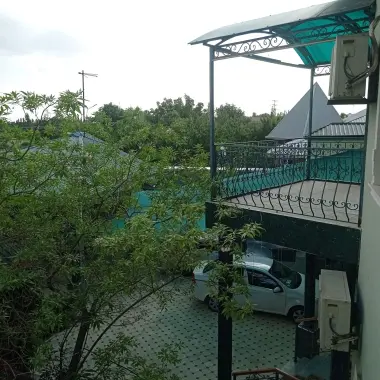 Продаётся большой благородный уютный 2 эт.дом в Кибрае вдоль дороги
