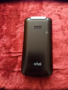 Продаю телефон artel