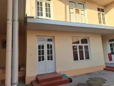 Mevazor mahallasida 4 sotixlik hovli 10 xonalik uy