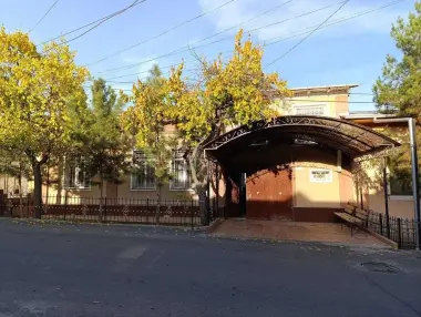 Сдается в аренду частный дом. Имеется 2 постройки. Состояние хорошее